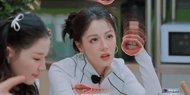 迪丽热巴搬电视现场图