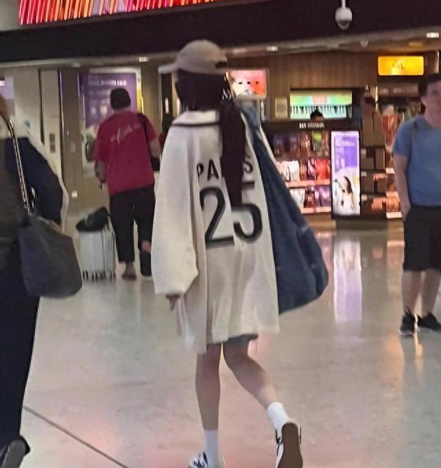 杨幂香港现身
