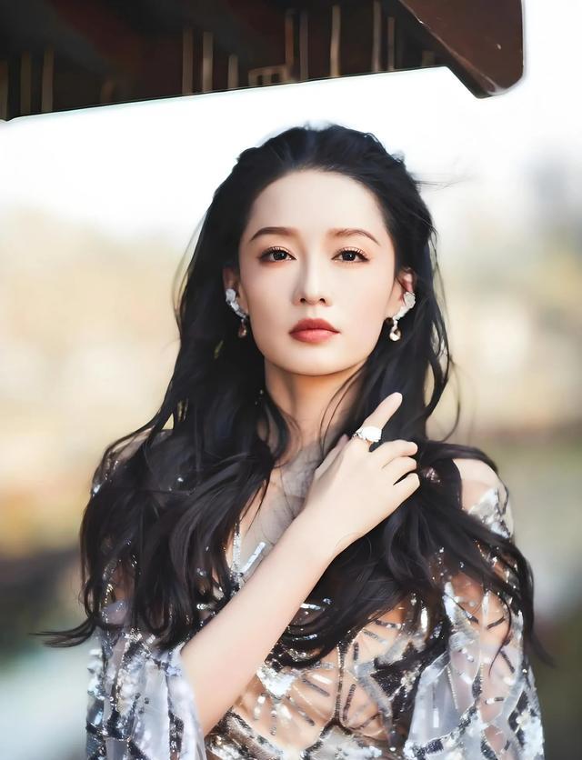 李沁单人照