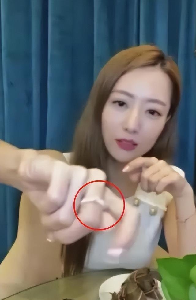 宁静赠送钻戒