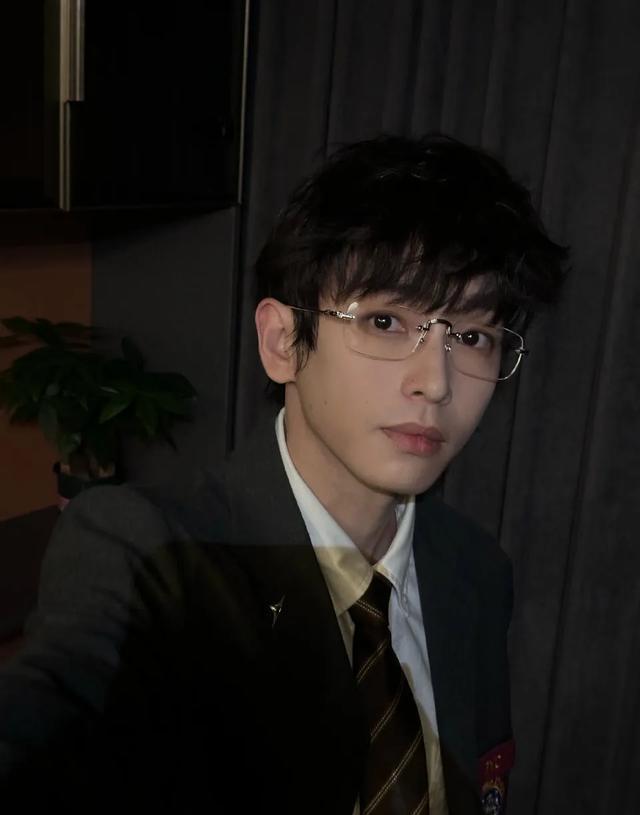 彭昱畅在健身房训练