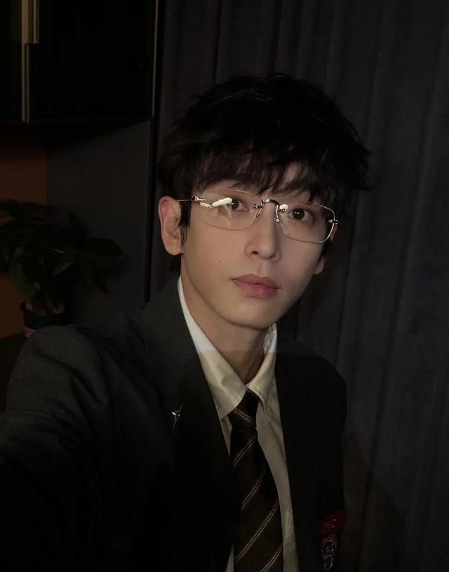 彭昱畅减肥前后的对比