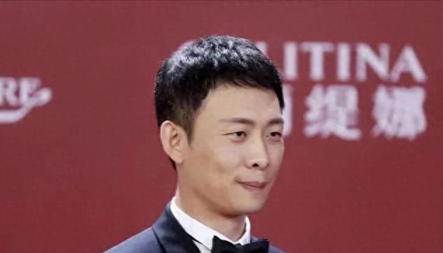 张译手捧华表奖奖杯