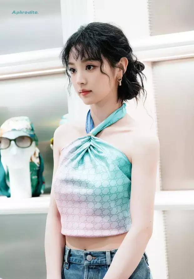 田曦薇锁骨特写
