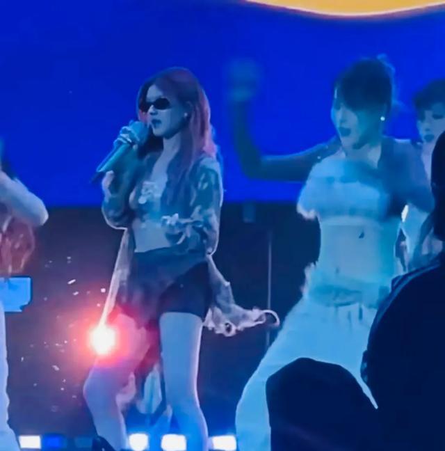 赵露思辣妹造型